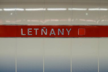 Prag, Çek Cumhuriyeti - 10 Nisan 2022: Çek Cumhuriyeti 'nin Prag kentindeki Prag Metro Red Line C terminalindeki Letnany İstasyonu' nun adı.