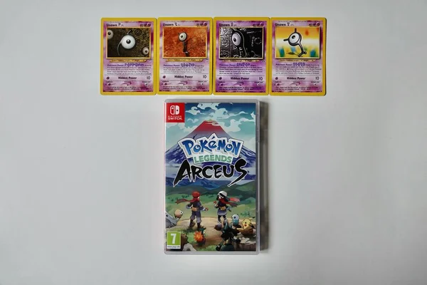 프라하, 체코 공화국 - 2022 년 4 월 3 일 : Pokemon Legends Arceus case and Unown Pokemon Trading Cards - inscription PLAY - 하얀 배경에 고립됨 — 스톡 사진
