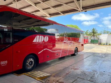 Cancun, Meksika - 7 Mayıs 2022 Meksika şirketi ADO 'nun kırmızı otobüsü - Autobuses de Oriente. ADO, kabaca ülkenin doğu yarısına hizmet vermektedir..