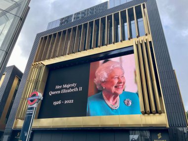 Londra, Birleşik Krallık - 9 Eylül 2022: Londra 'da yeni vefat eden Büyük Britanya Kraliçesi için bir anıt. Yüksek kalite fotoğraf