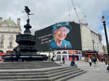 Londra, Birleşik Krallık - 9 Eylül 2022: Londra 'da yeni vefat eden Büyük Britanya Kraliçesi için bir anıt. Yüksek kalite fotoğraf