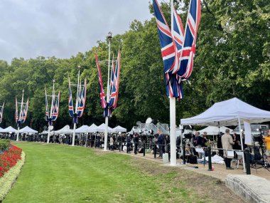 Londra, Birleşik Krallık - 9 Eylül 2022: Gazeteciler Queens 'in ölümünden sonra Buckingham Sarayı' nın önünde çadır kurdular. Yüksek kalite fotoğraf