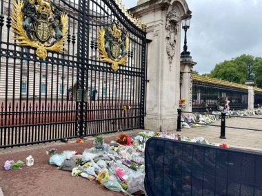 Londra, Birleşik Krallık - 9 Eylül 2022 Buckingham Sarayı 'nın önündeki çiçekler ölen Kraliçe II. Elizabeth' in anısına. Yüksek kalite fotoğraf