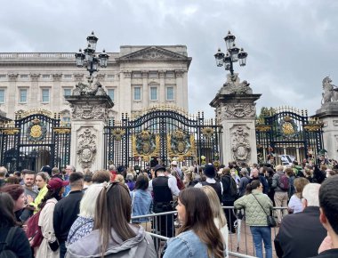 Londra, Birleşik Krallık - 9 Eylül 2022: Vefat eden Kraliçe II. Elizabeth 'in anısına Buckingham Sarayı önünde toplanan insanlar. Yüksek kalite fotoğraf