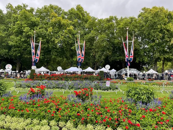London Storbritannien September 2022 Reportrar Tältar Utanför Buckingham Palace Efter — Stockfoto