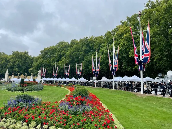 London Storbritannien September 2022 Reportrar Tältar Utanför Buckingham Palace Efter — Stockfoto