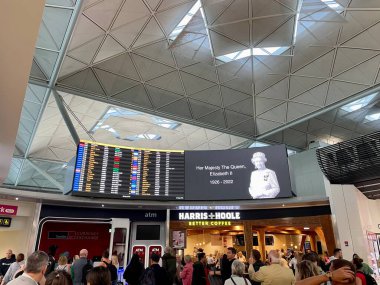 Londra, Birleşik Krallık - 12 Eylül 2022: Stansted London havaalanında yeni vefat eden İngiltere Kraliçesi için bir anma töreni. Yüksek kalite fotoğraf