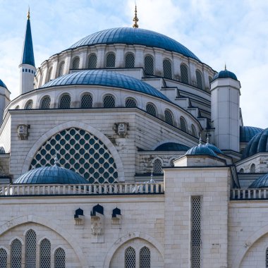 İstanbul 'un en büyük camii. Güzel beyaz cami Camlica.