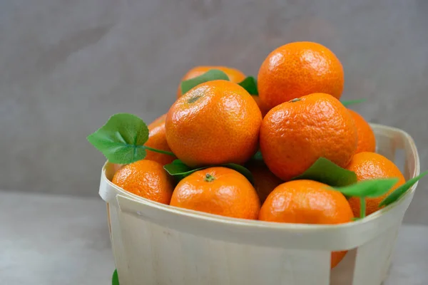 Baskett Mit Tangerinen Auf Leichtigem Hintergrund — Stockfoto