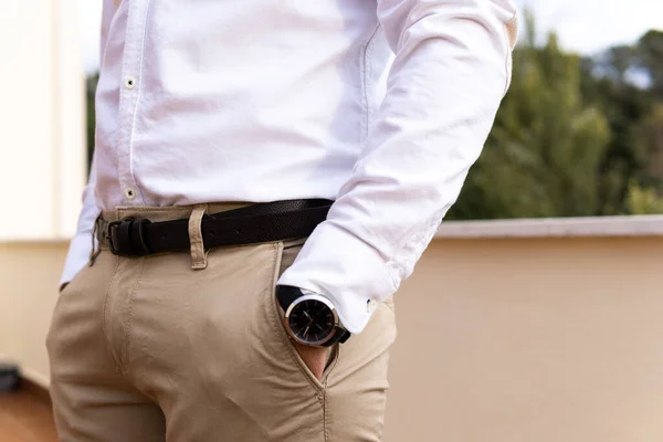 Kahverengi kuşağı olan tanınmayan zarif bir adam.