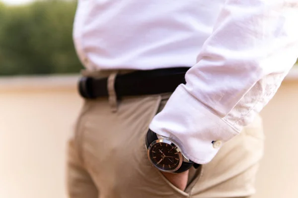 Kahverengi kuşağı olan tanınmayan zarif bir adam.