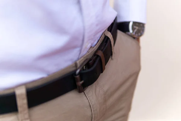 Kahverengi kuşağı olan tanınmayan zarif bir adam.