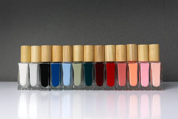 Tırnak cilası renkleri ahşap bir butonla sıralanmış.