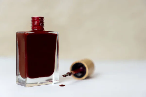 Kırmızı ojeyi aç ve altta bir damla ile fırçala..