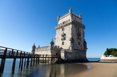 Güneşli bir günde Lizbon 'daki Tagus Nehri kıyısındaki Belem Kulesi manzarası