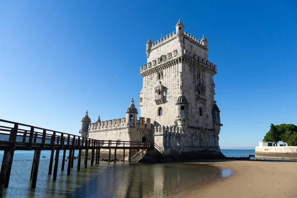 Güneşli bir günde Lizbon 'daki Tagus Nehri kıyısındaki Belem Kulesi manzarası