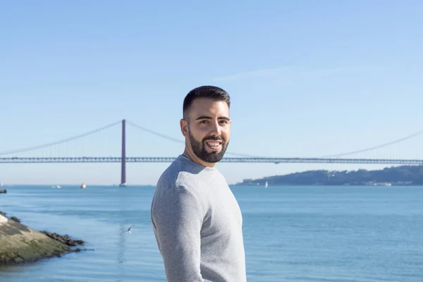 25 Nisan köprüsünün yanında yan bakan genç bir turist..