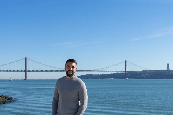 Lizbon, Portekiz 'de genç bir erkek turist, 25 Nisan köprüsünün yanında..