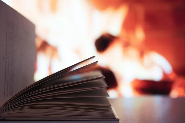 Birkaç sayfa için kitap aç ve arkadaki şömineyi aç.