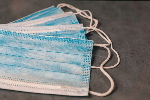 Covid 'e karşı korunmak için mavi maskeler.