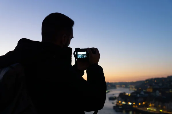 Молодой Фотограф Мужчина Фотографирует Закате Город Порту Реку Дору — стоковое фото