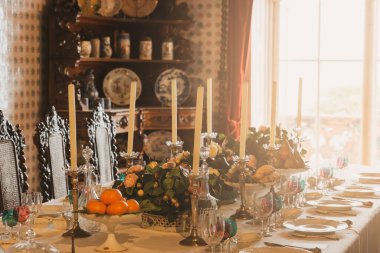 Palacio da Pena 'nın içinde, yemek masası olan eski bir salonun temsilcisi.