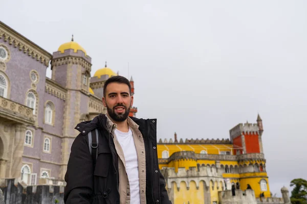 Genç erkek turist Sintra 'daki sarayı ziyaret ediyor.