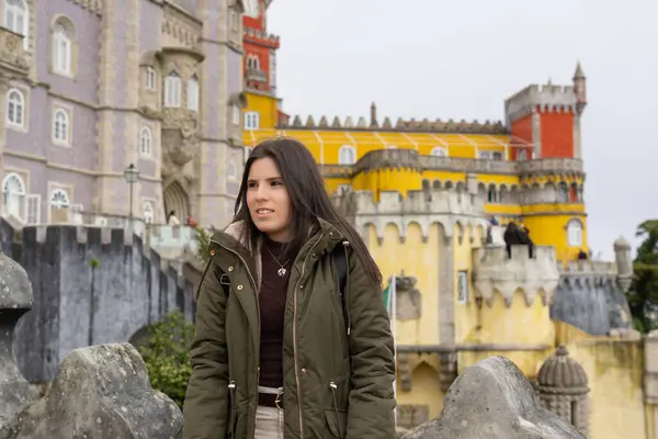 Genç bayan turist Sintra 'daki Palace da Pena' yı ziyaret ediyor.
