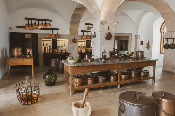 Palacio da Pena 'nın içinde, mutfağı antika aletlerle temsil ediyor.