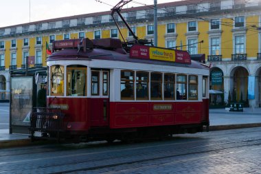 Lizbon, Portekiz 11-27-2021, Ticaret Meydanı 'ndan insanları almaya gelen turist kırmızı tramvayı..