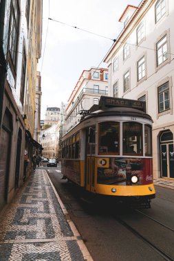 Lizbon, Portekiz 11-27-2021, Lizbon Caddesi 'nden geçen bir tramvay.