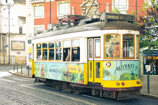 Lisboa Portugal 2021 Famoso Tranvía Lisboa Con Gente Calle — Foto de Stock