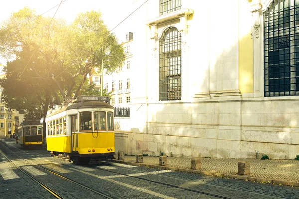 Rua Lisboa Onde Dois Bondes Amarelos Estão Nos Trilhos — Fotografia de Stock