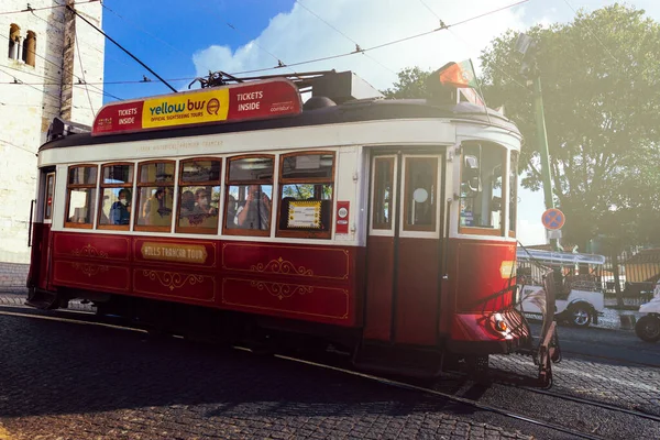 Lisboa Portugal 2021 Tranvía Turístico Rojo Que Pasa Frente Catedral — Foto de Stock