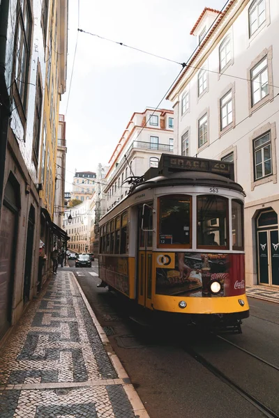 Lisboa Portugal 2021 Tranvía Que Pasa Por Una Calle Lisboa — Foto de Stock