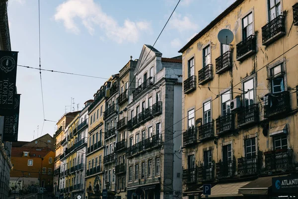 Lizbon, Portekiz 11-27-2021, Bica asansörünün gün batımında bulunduğu sokak..