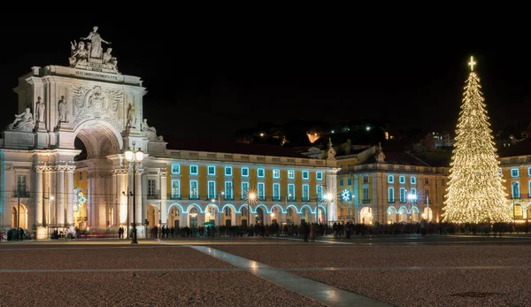 Lizbon Ticaret Meydanı, aydınlatılmış ve Noel ağacı ve zafer kemeriyle süslenmiş.