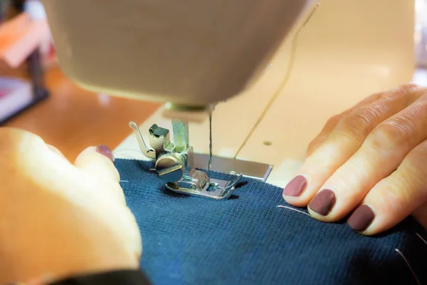 針と服をミシンで縫うという類のない女性の手 — ストック写真