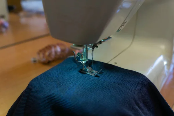 ミシン針を衣服で縫う — ストック写真