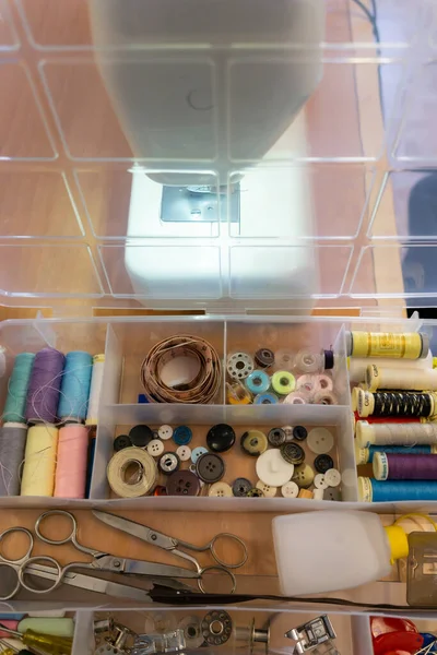 縫うことができる特定の材料でいっぱいの縫製キット — ストック写真