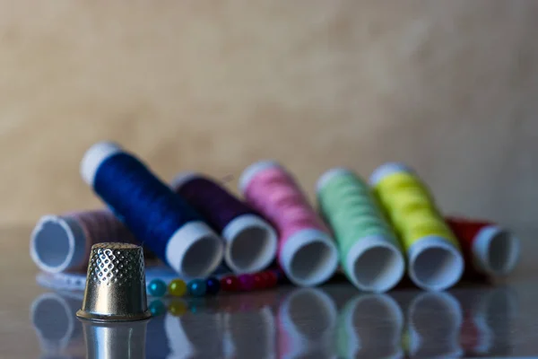 ピンとシンブルで様々な色の糸のスプールのセット — ストック写真