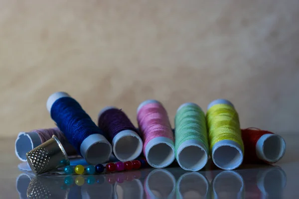 ピンとシンブルで様々な色の糸のスプールのセット — ストック写真
