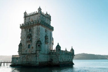 Güneşli bir günde Tagus nehrinin kıyısındaki Belem kulesinin bir parçası.