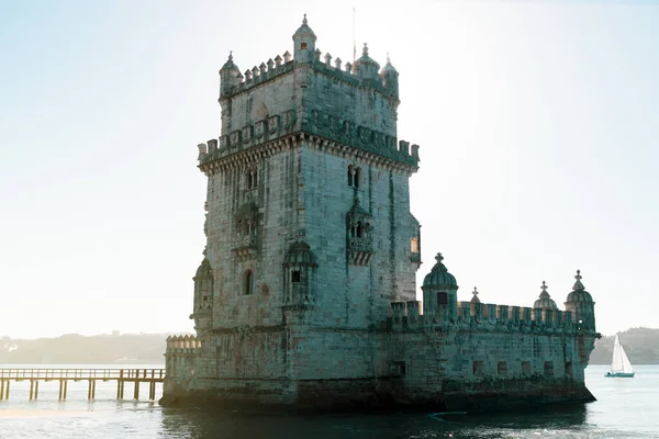 Güneşli bir günde, Tagus nehrinin kıyısındaki Belem kulesinin bir parçası..