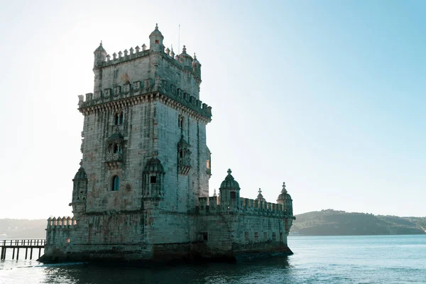 Güneşli bir günde Tagus nehrinin kıyısındaki Belem kulesinin bir parçası.