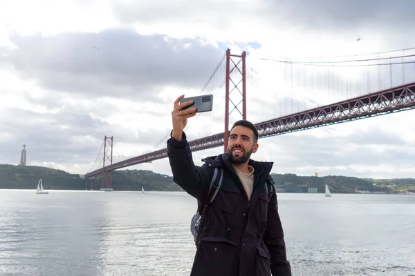 Молодой Турист Фотографируется Своим Мобильным Телефоном Мосту Апреля Пасмурный Осенний — стоковое фото