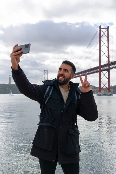 Молодой Турист Фотографируется Своим Мобильным Телефоном Мосту Апреля Пасмурный Осенний — стоковое фото