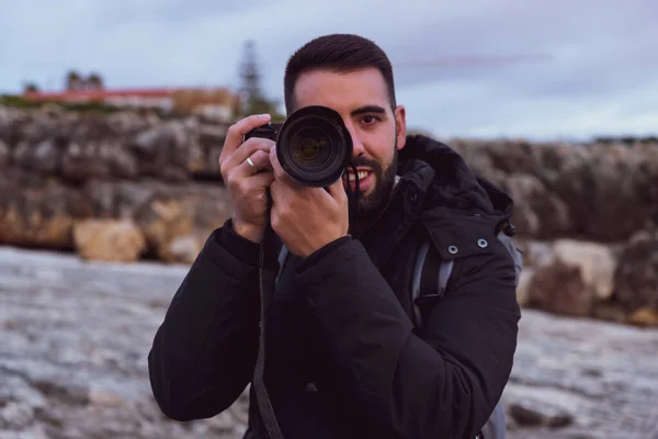 Молодой Человек Фотографирует Своей Камерой Обрывах Рта Ада — стоковое фото