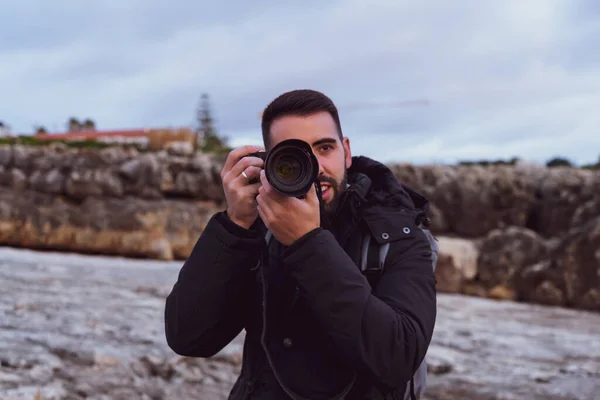 Молодой Человек Фотографирует Своей Камерой Обрывах Рта Ада — стоковое фото