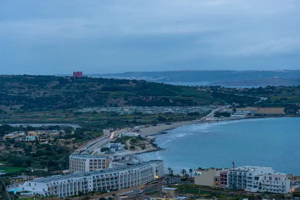 Günbatımında Malta Denizi ve evlerin manzarası.